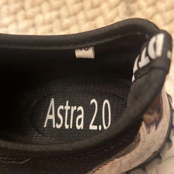 NWOT Astra 2.0, silver and black tennis shoes, size 6? - Picture 4 of 10